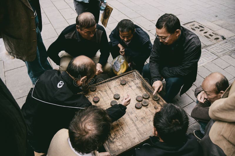 Hombres chinos que juegan Xiangqi imagenes de archivo Hombres chinos que juegan Xiangqi imagenes de archivo