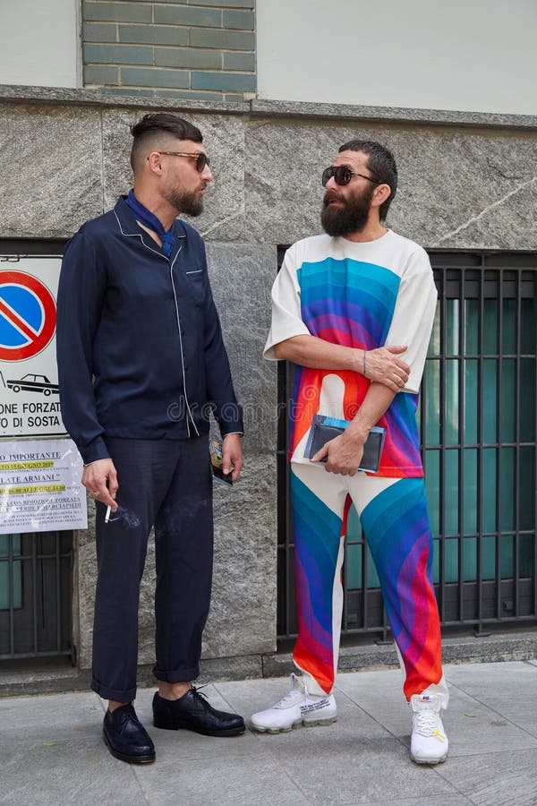 Hombres Con Chaqueta Y Pantalones Azules Y Geométrico De Colores Antes Del Espectáculo De Moda Emporio Armani Imagen de archivo editorial - Imagen de milano, editorial: 194263699