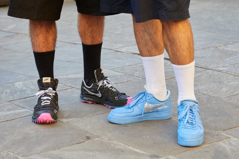 gesto Interprete maduro Hombres Con Zapatillas De Nike Negro Y Azul Antes De Los ángeles De Palma  Espectáculo De Moda Milagros Semana Calle Fotografía editorial - Imagen de  nike, semana: 194263027