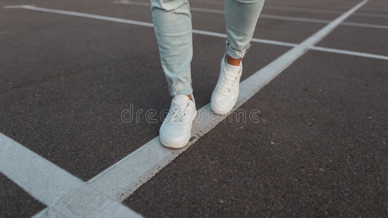 Hombres Moda Zapatillas Blancas De Cuero Zapatillas Masculinas Elegantes Diseño Casual Cierre De Las Piernas Jea Imagen de archivo - Imagen de deporte, primer: 196782115