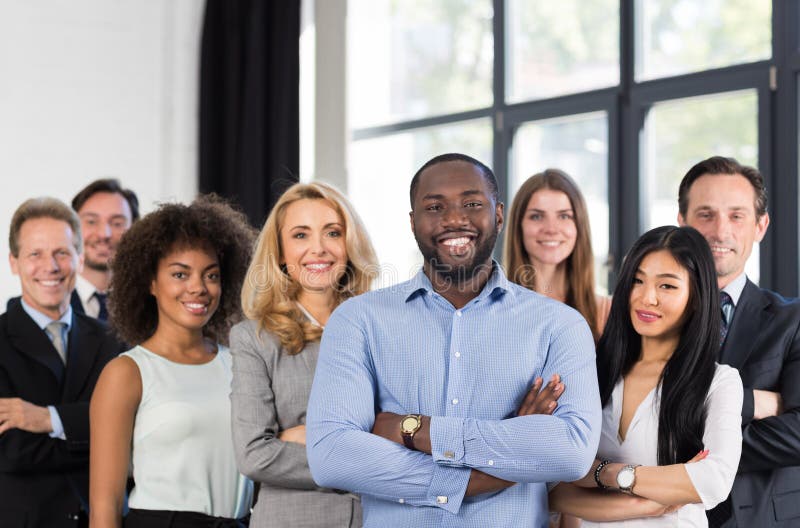 Hombres de negocios afroamericanos de Boss With Group Of del hombre de negocios en la oficina creativa, el llevar acertado del ho Hombres de negocios afroamericanos de Boss With Group Of del hombre de negocios en la oficina creativa, el llevar acertado del ho