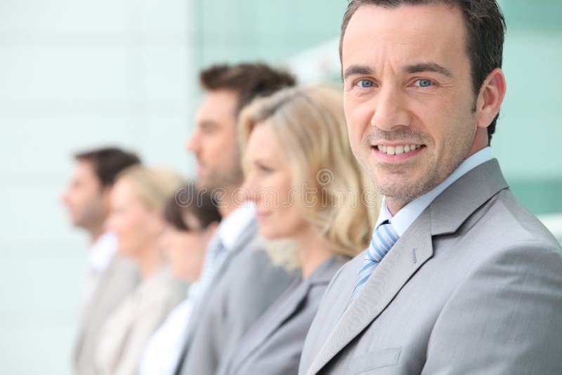 Hombres de negocios alineados imagen de archivo Hombres de negocios alineados imagen de archivo