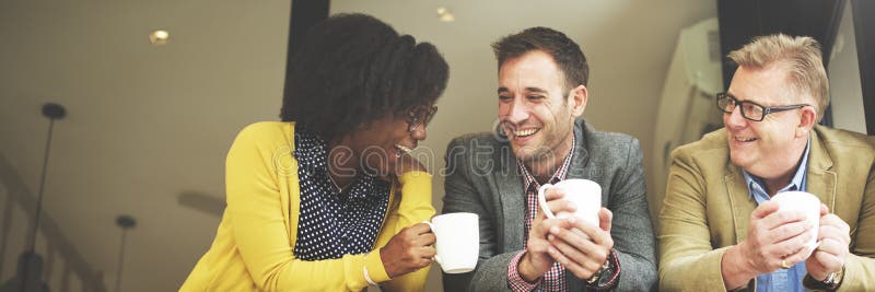 Hombres de negocios del grupo que charlan concepto del descanso para tomar café