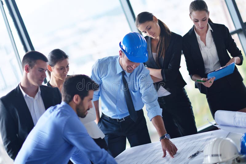 Hombres de negocios e ingenieros en la reunión imagenes de archivo Hombres de negocios e ingenieros en la reunión imagenes de archivo