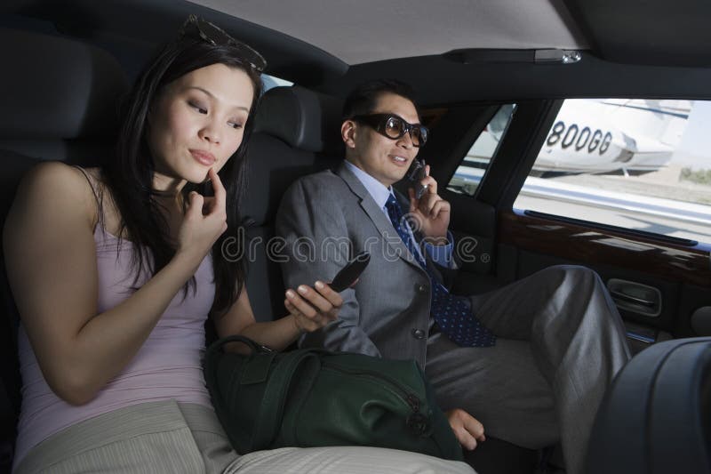 Hombres de negocios en coche fotos de archivo