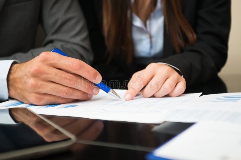 Hombres de negocios en la contabilidad del trabajo imagen de archivo Hombres de negocios en la contabilidad del trabajo imagen de archivo