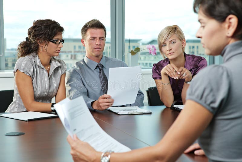 Hombres de negocios en la entrevista de trabajo foto de archivo Hombres de negocios en la entrevista de trabajo foto de archivo