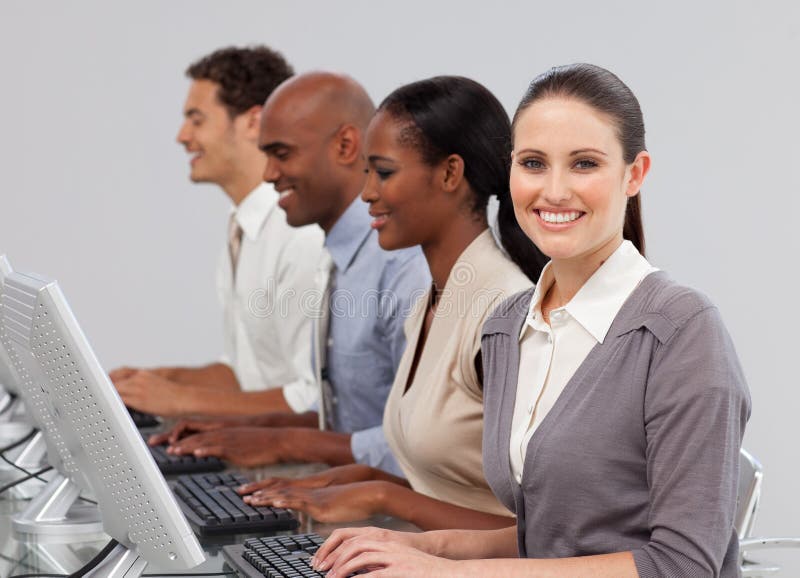 Hombres de negocios internacionales que trabajan en una línea imágenes de archivo libres de regalías Hombres de negocios internacionales que trabajan en una línea imágenes de archivo libres de regalías