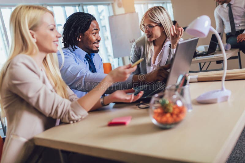 Hombres de negocios jovenes que trabajan junto en oficina creativa Foco selectivo foto de archivo libre de regalías Hombres de negocios jovenes que trabajan junto en oficina creativa Foco selectivo foto de archivo libre de regalías