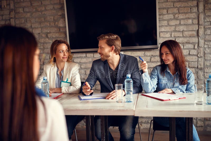 Hombres de negocios de la discusión para la entrevista de trabajo con el candidato imagenes de archivo Hombres de negocios de la discusión para la entrevista de trabajo con el candidato imagenes de archivo