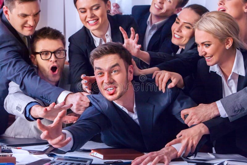 Hombres de negocios de la oficina La gente del equipo es infeliz con su líder imagen de archivo Hombres de negocios de la oficina La gente del equipo es infeliz con su líder imagen de archivo