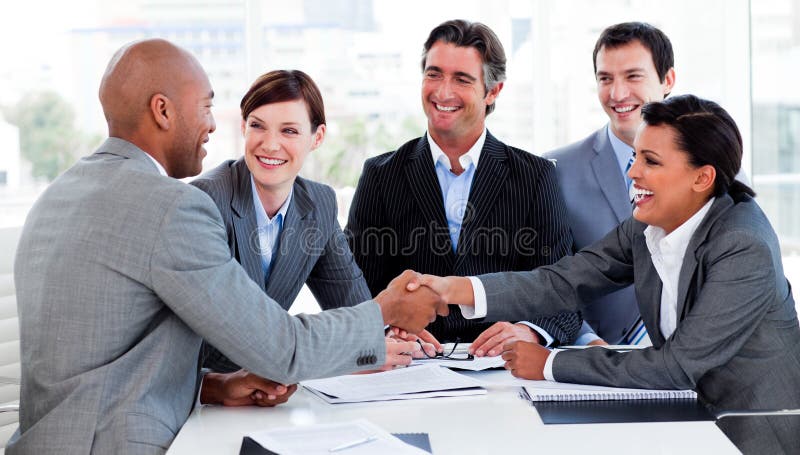 Hombres de negocios Multi-ethnic que se saludan