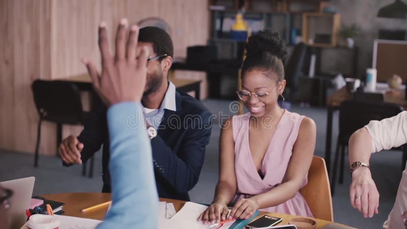 Hombres de negocios multiétnicos acertados felices que se unen a las manos, alentadores por el líder de equipo de sexo femenino c metrajes Hombres de negocios multiétnicos acertados felices que se unen a las manos, alentadores por el líder de equipo de sexo femenino c metrajes