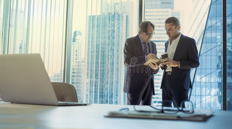 Hombres de negocios que discuten en la oficina fotos de archivo Hombres de negocios que discuten en la oficina fotos de archivo