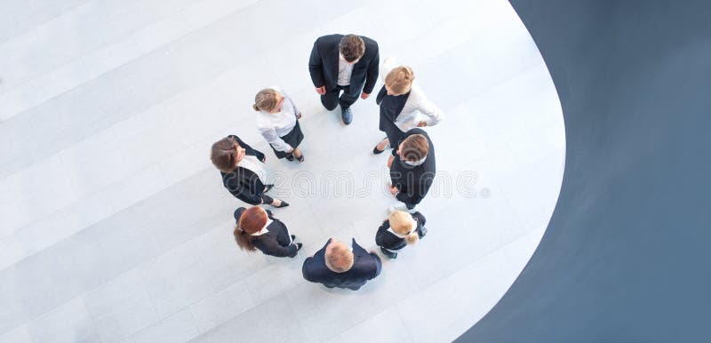 Hombres de negocios que forman el círculo imagen de archivo libre de regalías Hombres de negocios que forman el círculo imagen de archivo libre de regalías