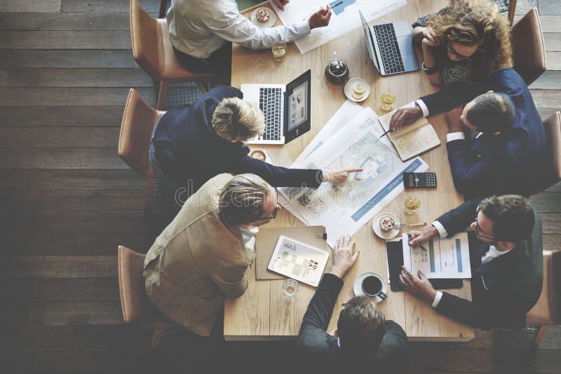 Hombres de negocios que hacen frente a concepto corporativo de la discusión de la conferencia Hombres de negocios que hacen frente a concepto corporativo de la discusión de la conferencia