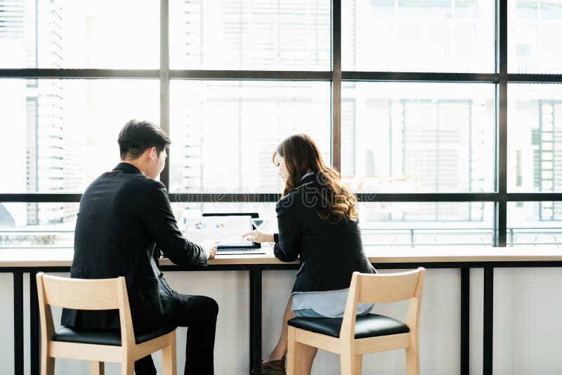 Hombres de negocios que hacen frente a la reunión de reflexión y que discuten proyecto junto en la oficina, concepto del trabajo fotos de archivo libres de regalías Hombres de negocios que hacen frente a la reunión de reflexión y que discuten proyecto junto en la oficina, concepto del trabajo fotos de archivo libres de regalías