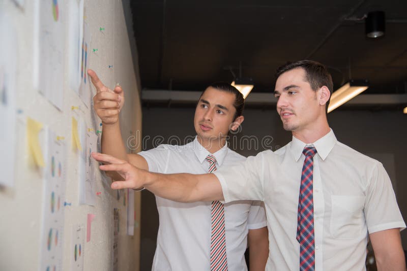 Hombres de negocios que hacen la reunión de reflexión imagen de archivo Hombres de negocios que hacen la reunión de reflexión imagen de archivo