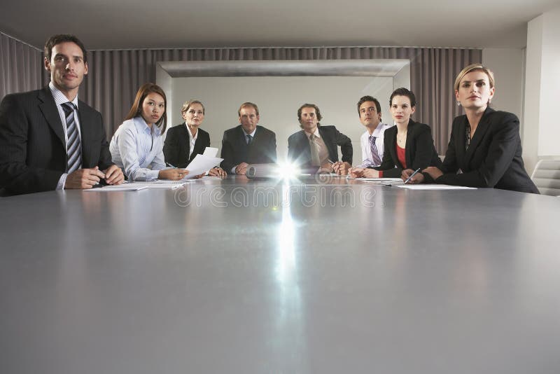 Hombres de negocios que miran la presentación en la sala de conferencias imagenes de archivo Hombres de negocios que miran la presentación en la sala de conferencias imagenes de archivo