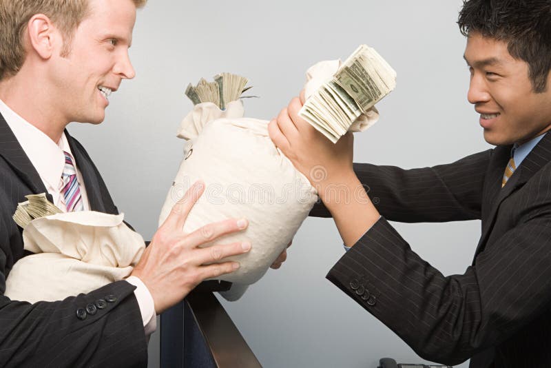 Hombres de negocios que pasan el dinero fotos de archivo libres de regalías Hombres de negocios que pasan el dinero fotos de archivo libres de regalías