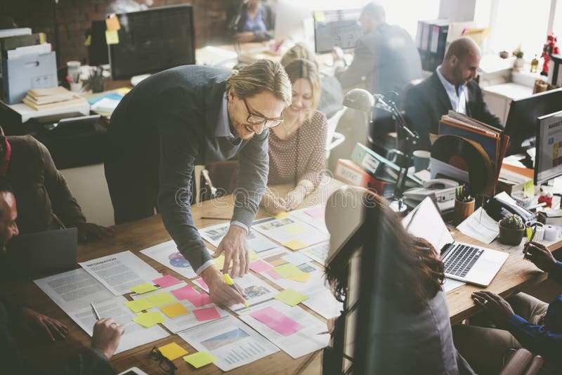 Hombres de negocios que planean concepto de la oficina del análisis de la estrategia Hombres de negocios que planean concepto de la oficina del análisis de la estrategia