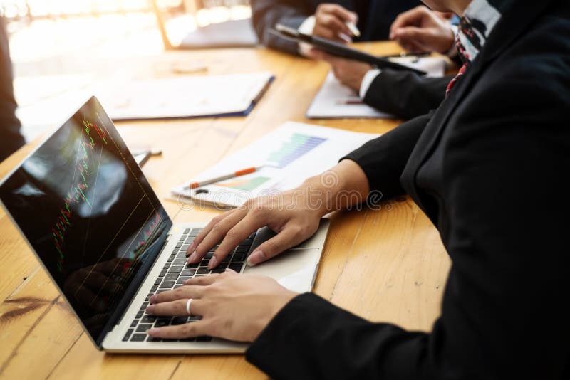 Hombres de negocios que trabajan con la acción del gráfico de la discusión y del análisis en el ordenador, ordenador portátil en imagenes de archivo Hombres de negocios que trabajan con la acción del gráfico de la discusión y del análisis en el ordenador, ordenador portátil en imagenes de archivo