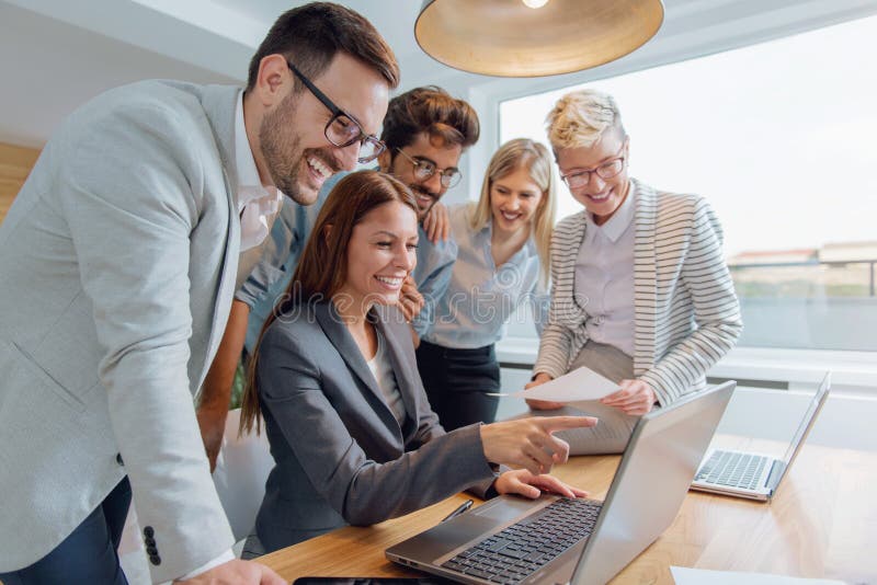 Hombres de negocios que trabajan junto en equipo imágenes de archivo libres de regalías Hombres de negocios que trabajan junto en equipo imágenes de archivo libres de regalías
