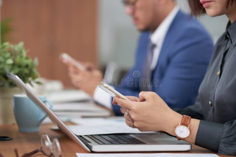 Hombres de negocios que usan los tel? fonos m? viles foto de archivo libre de regalías