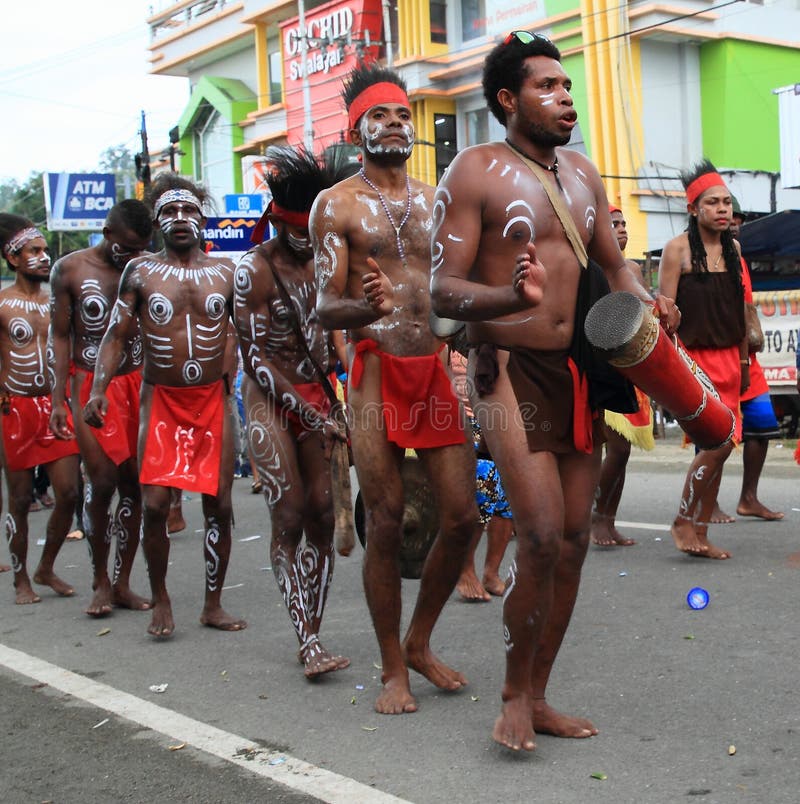 Hombres del Papuan en ropa tradicional y pinturas de la cara de Kaimana fotos de archivo libres de regalías Hombres del Papuan en ropa tradicional y pinturas de la cara de Kaimana fotos de archivo libres de regalías