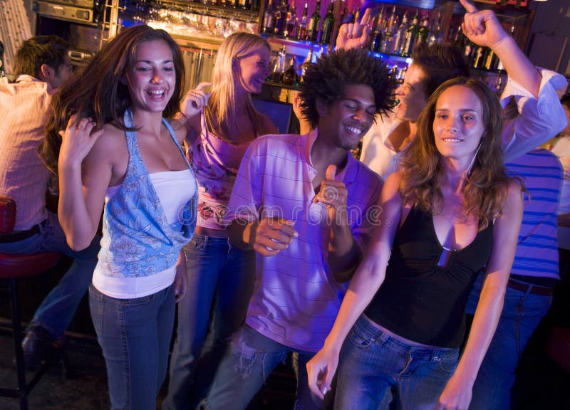 Hombres Jovenes Y Mujeres Que Bailan En Un Club Nocturno Imagen de archivo  - Imagen de barra, interior: 5487881
