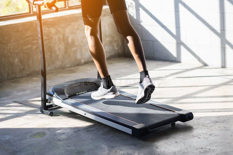 Hombres jóvenes hacen ejercicio en una cinta de correr automática