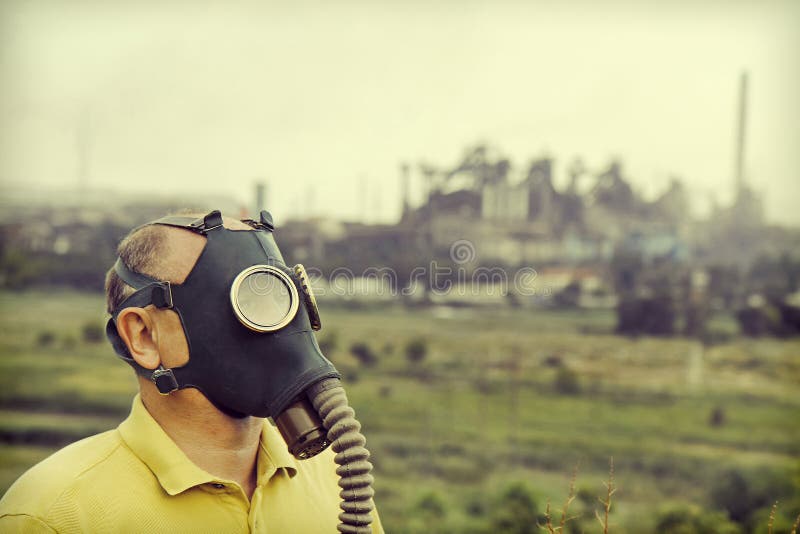 Hombres que llevan la careta antigás en fondo industrial de la fábrica fotos de archivo Hombres que llevan la careta antigás en fondo industrial de la fábrica fotos de archivo