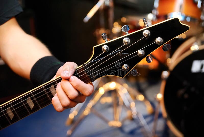 Hombres que tocan la guitarra en el concierto fotos de archivo Hombres que tocan la guitarra en el concierto fotos de archivo