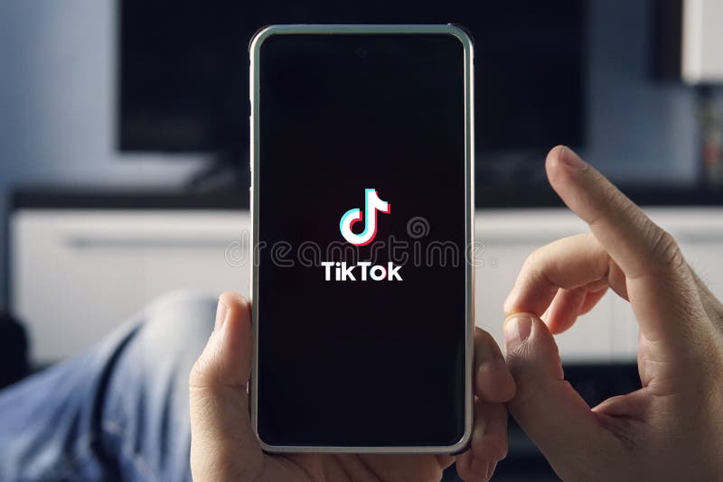 Hombres Sosteniendo El Teléfono Con El Logo De TikTok En La Pantalla Tik Tok  Es Una Aplicación Para Crear Y Compartir Videos Foto editorial - Imagen de  multimedias, comercio: 170664296