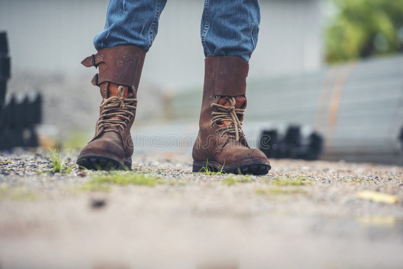 Hombres Usan Botas De Construcción Calzado De Seguridad Para El Trabajador En La Construcción. Ingeniero Marrón Botas T de archivo Imagen de punta, sucio: 220316837