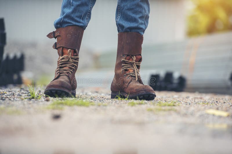 Cena Arado Supresión Hombres Usan Botas De Construcción Zapatos De Seguridad Para Trabajadores  En El Sitio De Construcción. Ingeniero Usar Jeans Botas Imagen de archivo -  Imagen de zapato, acero: 228790733