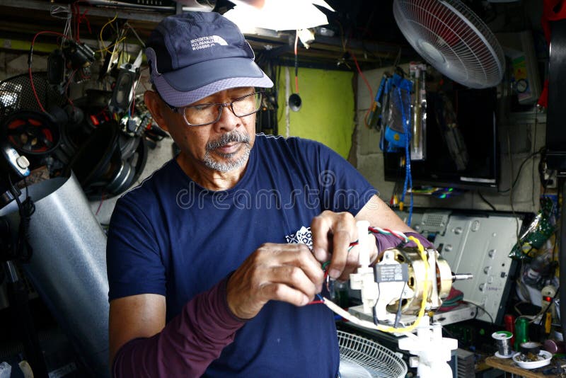 Forge Isolere strejke Home Appliance Repair Man Fixes an Old Electric Fan in His Repair Shop  Editorial Photo - Image of business, electronics: 166388851