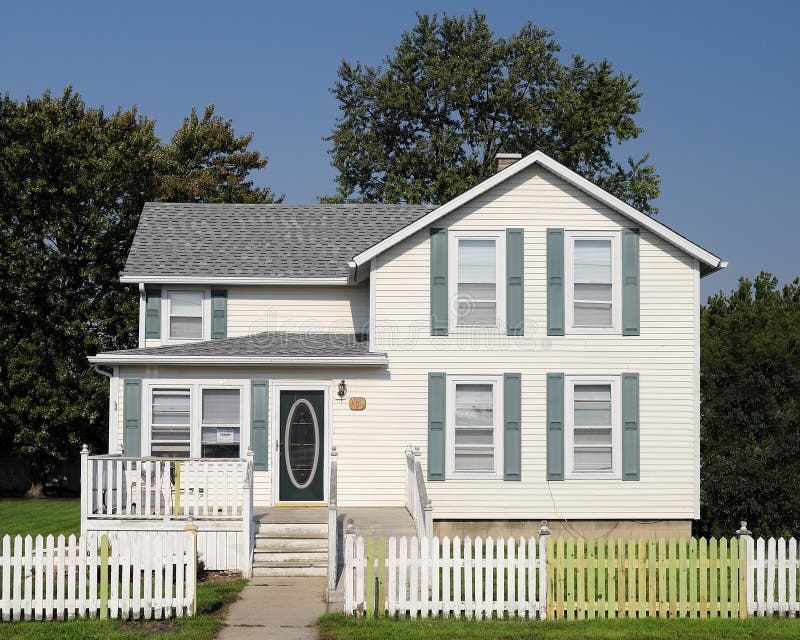 Casa com cerca branca fotografia de stock royalty free