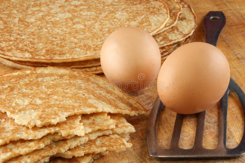 Panquecas caseiras, ovos e espátula foto de stock
