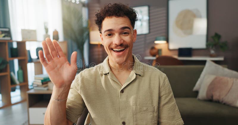 Home Gruß und Mann mit Video-Call Portrait und Lächeln mit Hallo Gespräch und virtuelles Treffen. Gefallen glücklich stockfotos