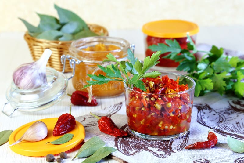 home grönsakvinter på burk för halophyte Peppar Marinerad varm chili med kryddor i krus arkivfoto home grönsakvinter på burk för halophyte Peppar Marinerad varm chili med kryddor i krus arkivfoto