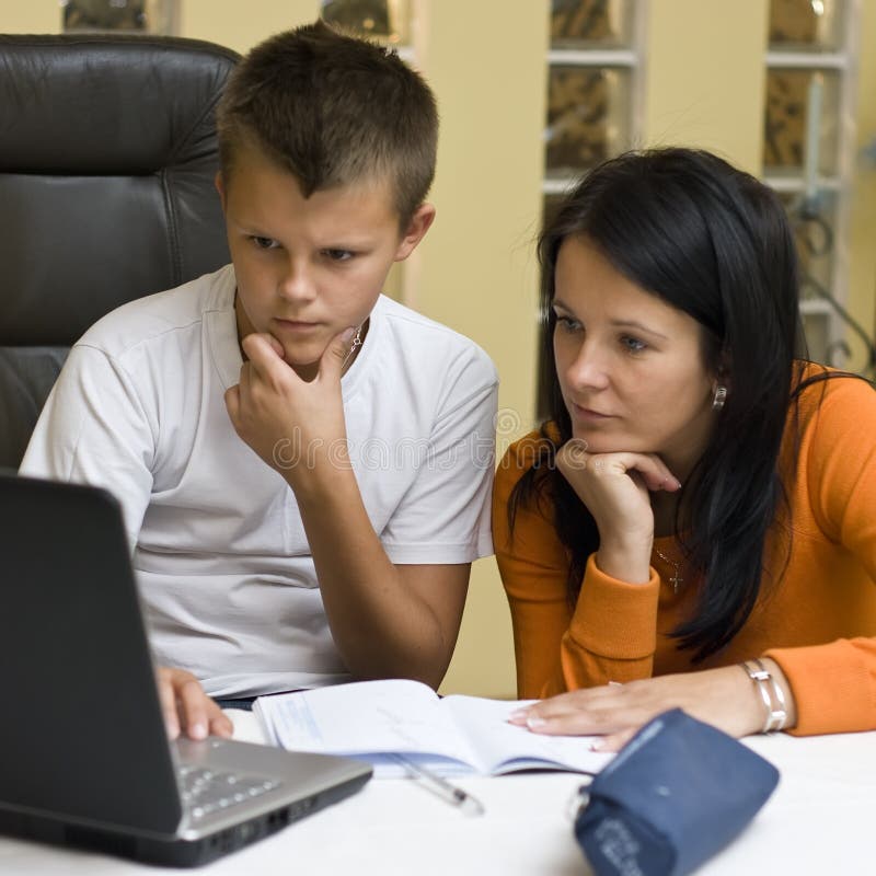 Madre a su adolescente chico hacer tarea.