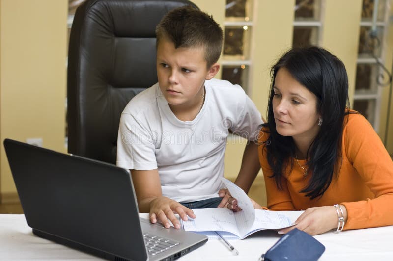 Madre a su adolescente chico hacer tarea.