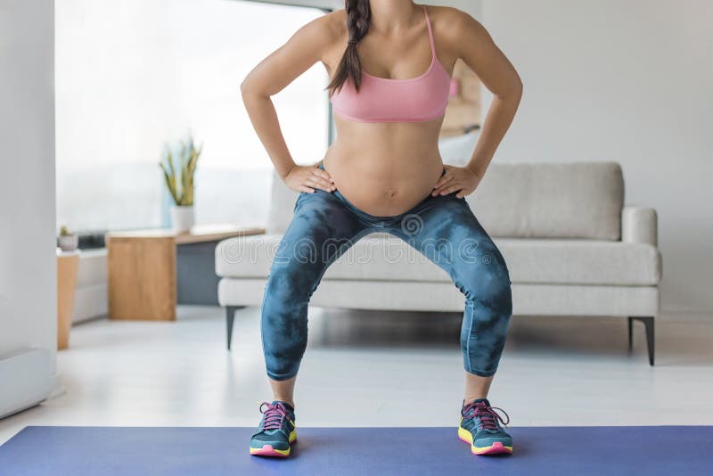 https://thumbs.dreamstime.com/b/home-workout-pregnant-woman-squatting-doing-leg-workout-squat-fitness-online-class-standing-yoga-mat-pregnancy-home-246220127.jpg