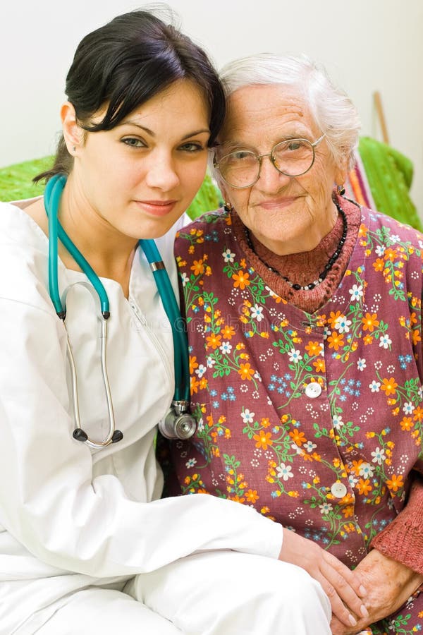 Una giovane donna medico, seduto accanto a una vecchia donna, paziente, esame concetto parte di una serie.