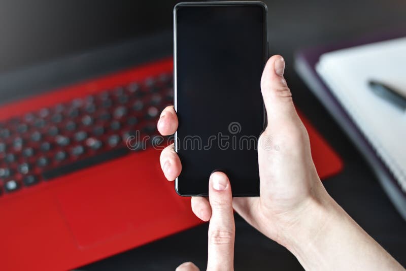 Homem adequado do hander que usa seu smartphone Conceito Lugar de funcionamento do esquerdista Trabalho e conceito da tabela do e fotografia de stock royalty free Homem adequado do hander que usa seu smartphone Conceito Lugar de funcionamento do esquerdista Trabalho e conceito da tabela do e fotografia de stock royalty free