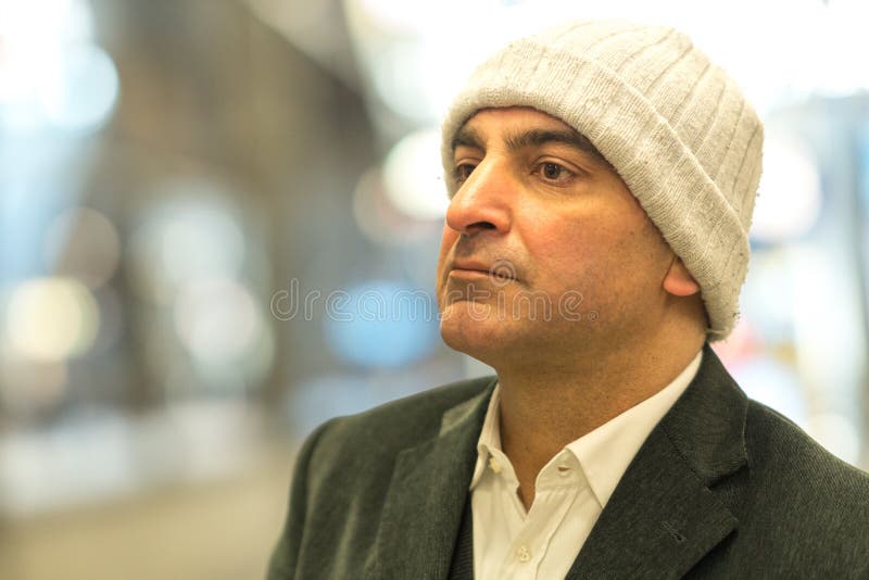 Homem adulto com olhar fixamente contemplativo foto de stock royalty free Homem adulto com olhar fixamente contemplativo foto de stock royalty free