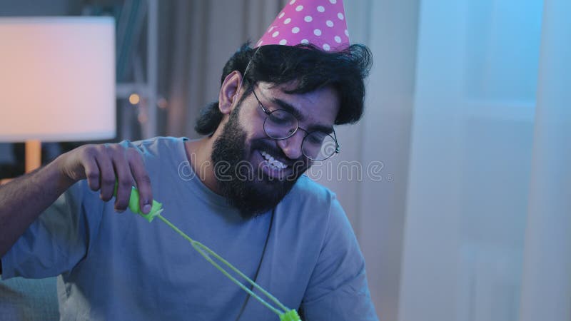 Close-up do homem adulto engraçado comemorando seu aniversário