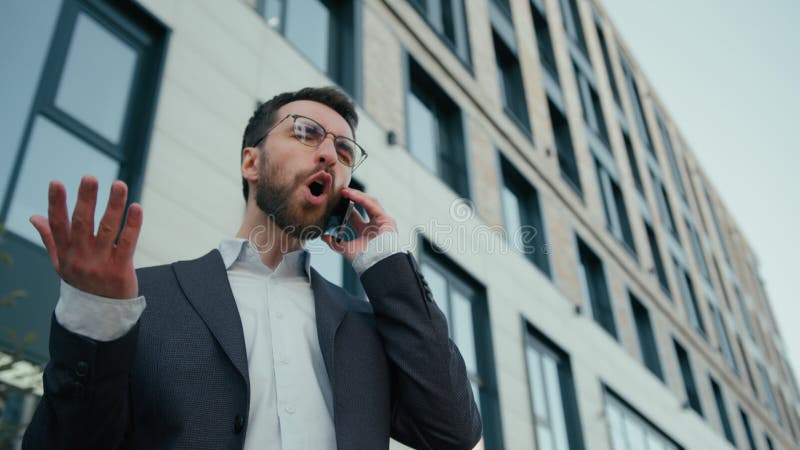 Homem adulto e emocionado, homem de negócios, homem, chocou empresário do empregador falando móvel