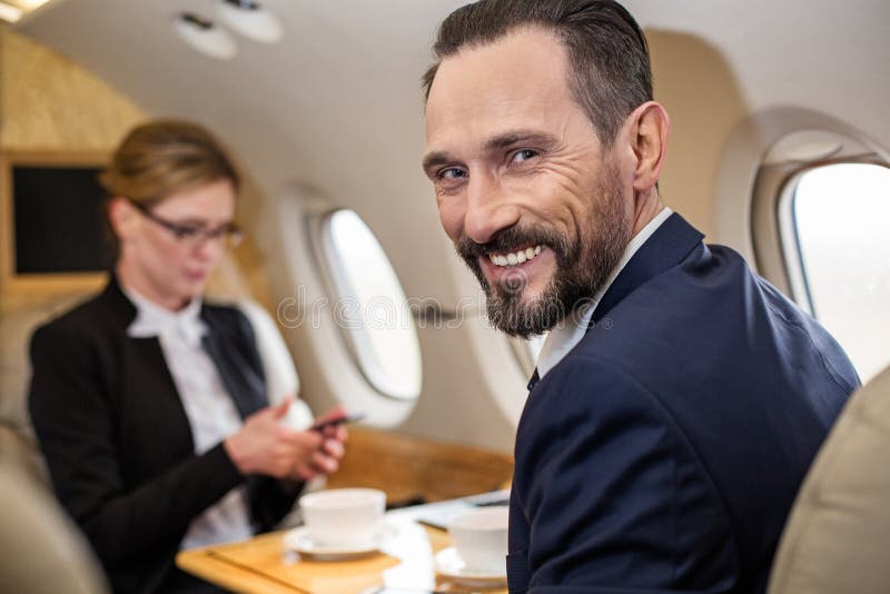 Homem adulto feliz que aprecia sua viagem foto de stock Homem adulto feliz que aprecia sua viagem foto de stock